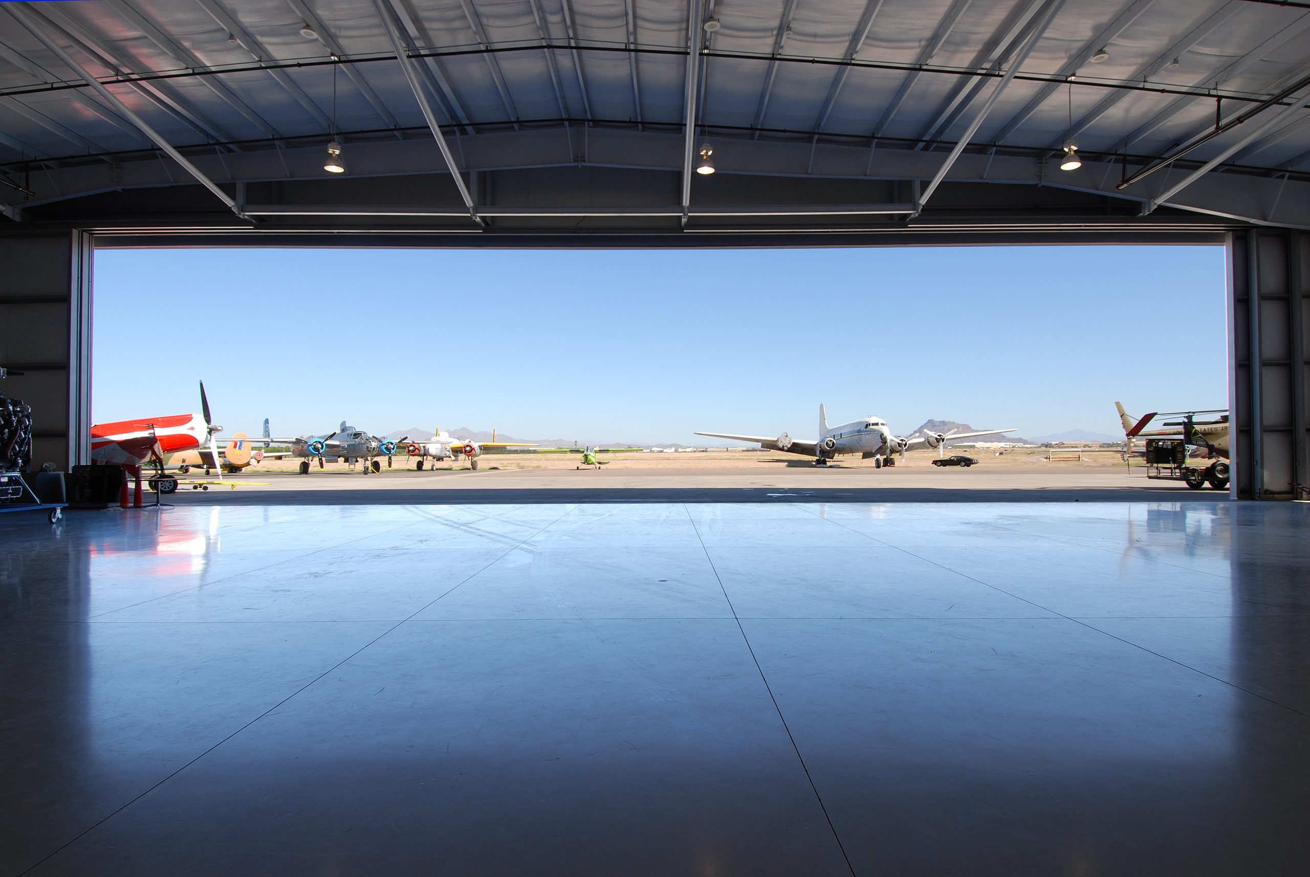 Blick aus einer Industriehalle auf eine Flugfeld eines Flughafens