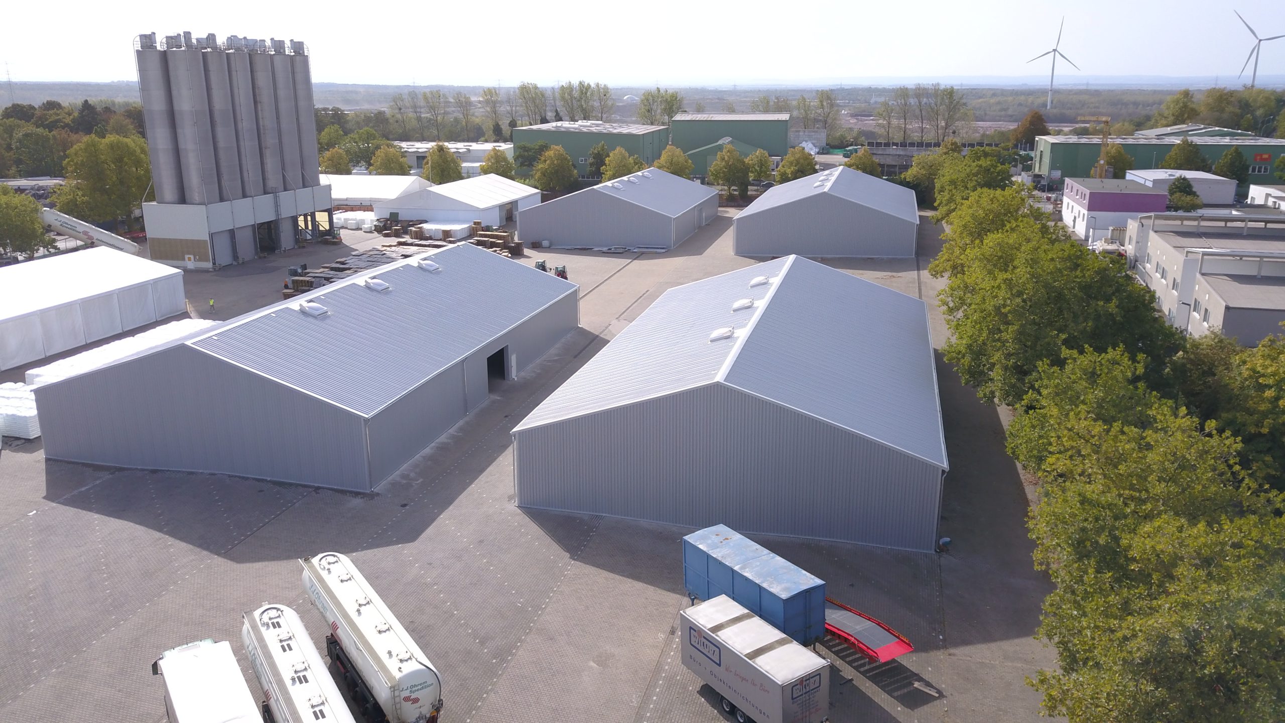 Zwei Leichtbauhallen Luftaufnahme