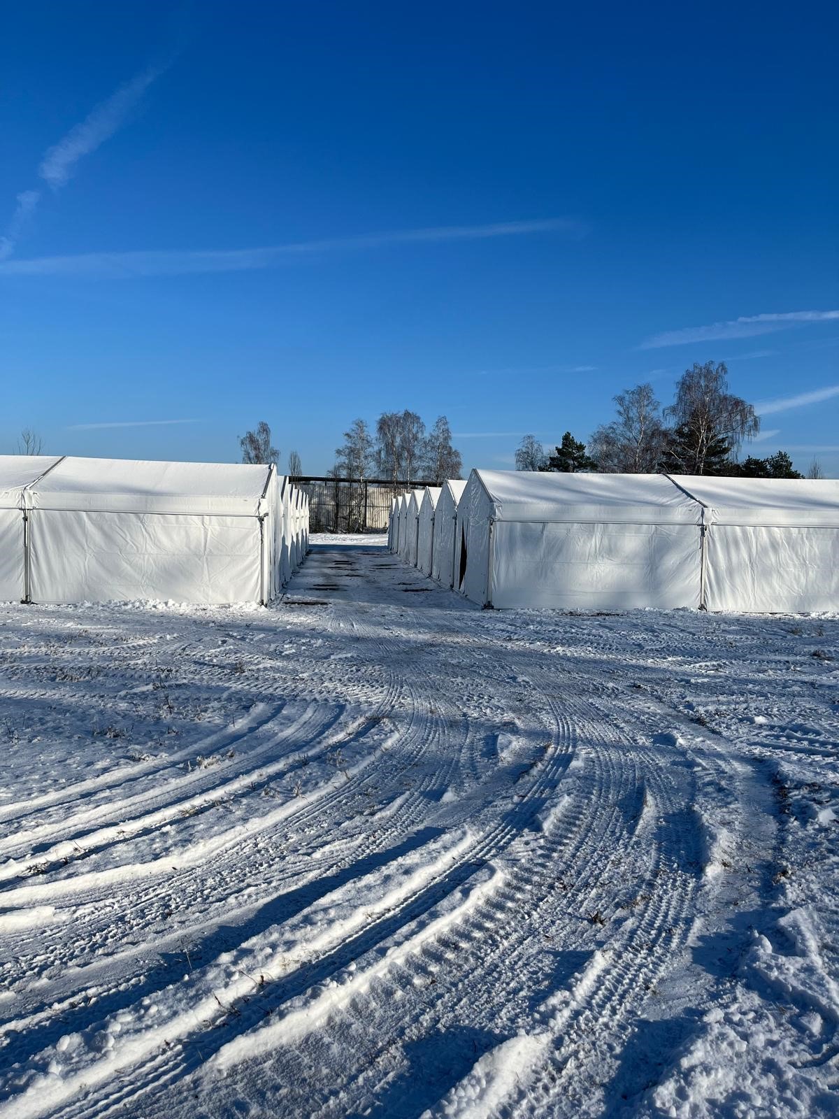 Truppenzelte in Winterlandschaft