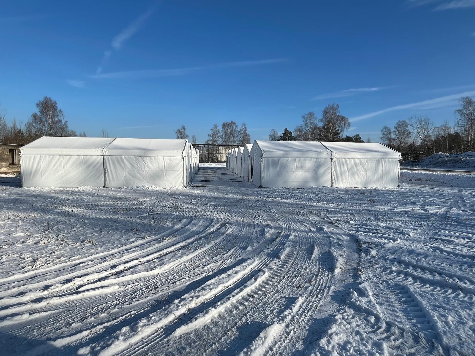 Truppenzelte in Winterlandschaft