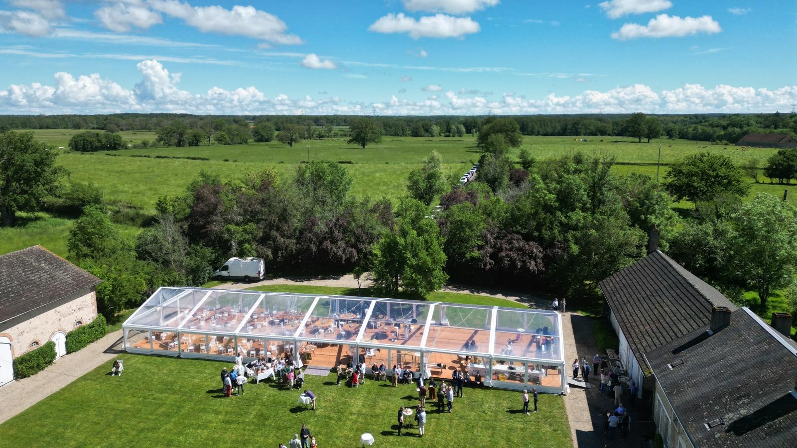 Veranstaltung im transparenten Eventzelt auf grüner Wiese bei Sonnenschein